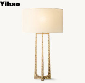 comprar Lâmpadas de mesa de 150w com base de ferro martelado com carregador sem fio fabricação em linha