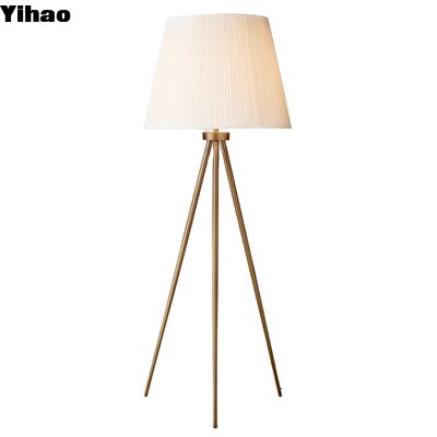 comprar Lâmpada de chão LED de latão personalizada de altura ajustável com luz branca quente de 3500K para hotel e sala de estar fabricação em linha