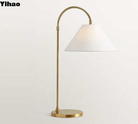 comprar Lâmpada de mesa LED de corpo de latão com sombra de linho e luz branca quente de 2700K para sala de estar fabricação em linha