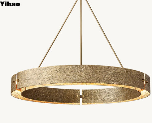 Elegante candelabro com teto de cristal em cromo polido