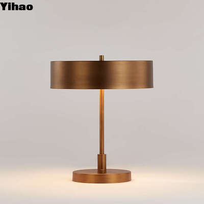Lâmpada de mesa de corpo de latão de Yihao com sombra de linho e luz LED branca quente de 2700K