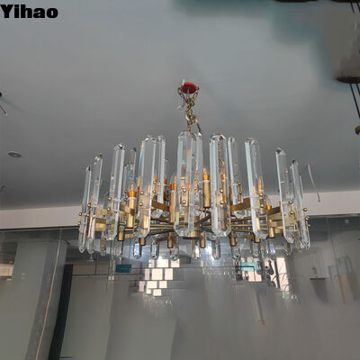 Yihao Luxury Brass Body Crystal Shade Chandelier com 3500K Warm White LED Pendant Light para Sala de Jantar